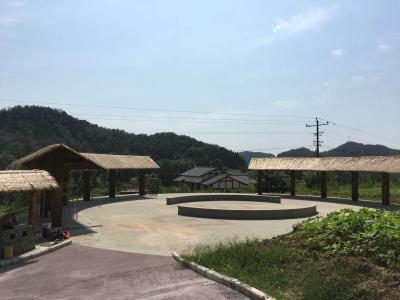 西充縣青龍湖國(guó)家濕地公園防腐木自行車停車棚
